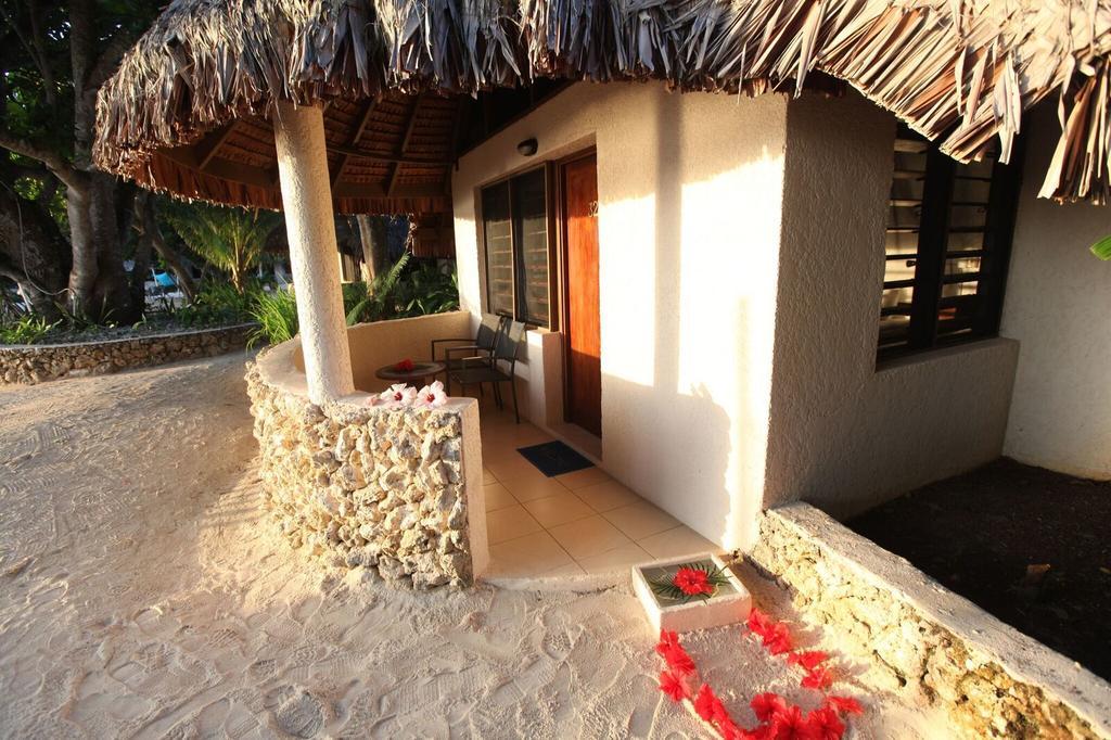 Breakas Beach Resort (Adults Only) Port Vila Buitenkant foto